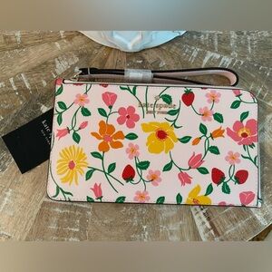 Kate Spade Lucy garden strawberry medium wristlet wallet pink 🍓🌸